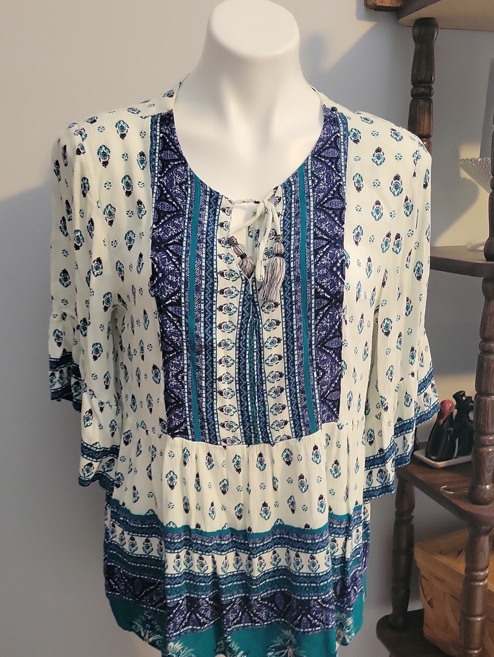 Boho Tie-Front Flutter Sleeve Tunic Top in White and Blue...size Large